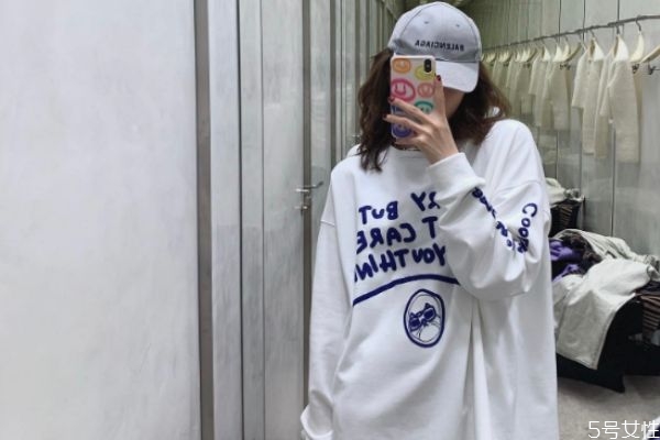 長款衛(wèi)衣怎么搭配 中長款衛(wèi)衣下面搭配什么 長款衛(wèi)衣怎么搭配 中長款衛(wèi)衣下面搭配什么