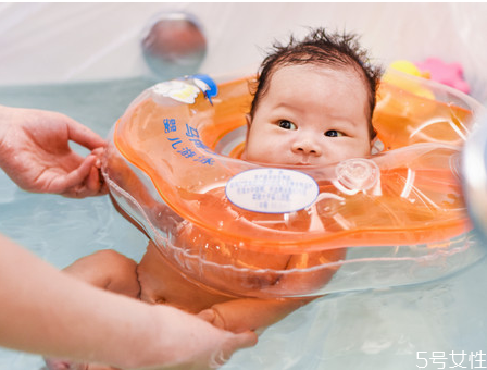 新生兒感冒可以洗澡嗎 新生兒洗澡有什么好處 新生兒感冒可以洗澡嗎 新生兒洗澡有什么好處