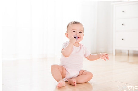 寶寶吃手需要糾正嗎 寶寶吃手的危害 寶寶吃手需要糾正嗎 寶寶吃手的危害