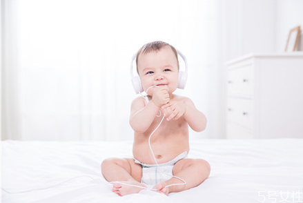 寶寶吃手需要糾正嗎 寶寶吃手的危害 寶寶吃手需要糾正嗎 寶寶吃手的危害