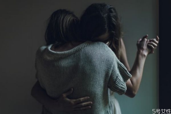 兩口子打架動手了咋辦 夫妻動手打架正常嗎