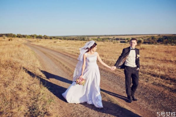 曖昧屬于婚外情嗎 曖昧和出軌有區(qū)別嗎 曖昧屬于婚外情嗎 曖昧和出軌有區(qū)別嗎