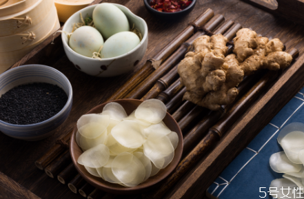 蝦片要炸多長(zhǎng)時(shí)間 蝦片是冷油炸還是熱油炸