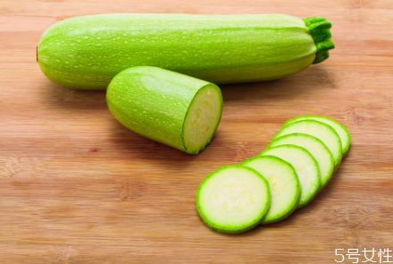 為什么西葫蘆炒著吃致癌 西葫蘆致癌的說法是真的嗎 為什么西葫蘆炒著吃致癌 西葫蘆致癌的說法是真的嗎