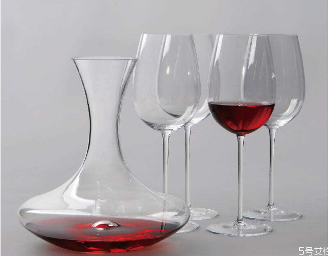 紅酒杯怎么拿 紅酒杯怎么洗才干凈沒有水印 紅酒杯怎么拿 紅酒杯怎么洗才干凈沒有水印