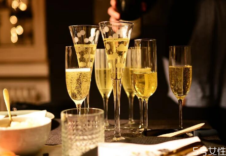 喝香檳用什么杯子 香檳打開(kāi)后能存放多久