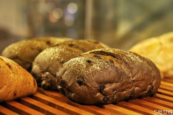 減肥一天吃多少全麥面包 如何區(qū)別真假全麥面包 減肥一天吃多少全麥面包 如何區(qū)別真假全麥面包