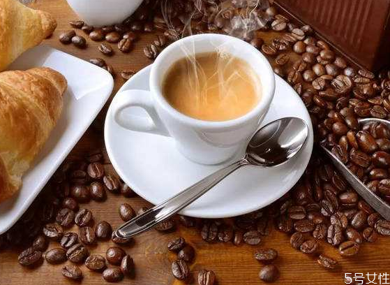 咖啡可不可以用冷水泡 剛泡的咖啡可以直接加冰塊嗎 咖啡可不可以用冷水泡 剛泡的咖啡可以直接加冰塊嗎