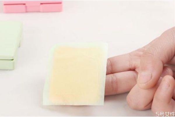 臉用吸油紙之后可以直接擦乳液嗎 吸油紙的使用方法 臉用吸油紙之后可以直接擦乳液嗎 吸油紙的使用方法