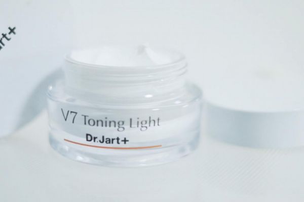 長時間用素顏霜可以變白嗎 過期素顏霜用了會爛臉嗎