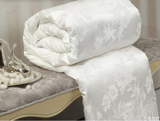 蠶絲被曬了太陽(yáng)怎么辦 蠶絲被不會(huì)生螨蟲(chóng)嗎