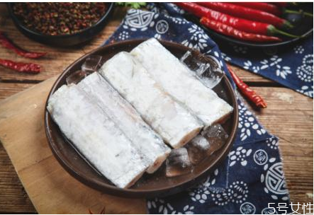 帶魚段怎么處理內(nèi)臟 帶魚一炸就碎是怎么回事 帶魚段怎么處理內(nèi)臟 帶魚一炸就碎是怎么回事