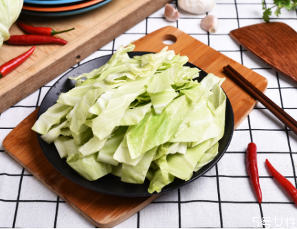 手撕包菜怎么炒不出水 手撕包菜放陳醋還是白醋 手撕包菜怎么炒不出水 手撕包菜放陳醋還是白醋