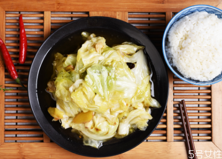 手撕包菜怎么炒不出水 手撕包菜放陳醋還是白醋 手撕包菜怎么炒不出水 手撕包菜放陳醋還是白醋