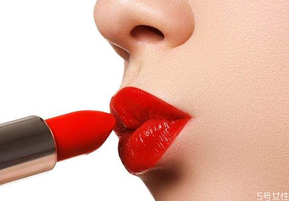厚嘴唇適合打嘟嘟唇嗎 厚嘴唇適合什么唇妝 厚嘴唇適合打嘟嘟唇嗎 厚嘴唇適合什么唇妝