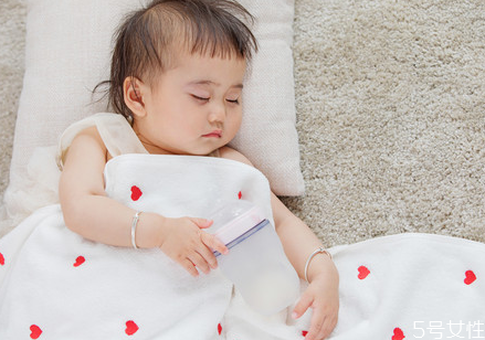 寶寶流清鼻涕如何緩解 寶寶流清鼻涕吃什么食物好 寶寶流清鼻涕如何緩解 寶寶流清鼻涕吃什么食物好