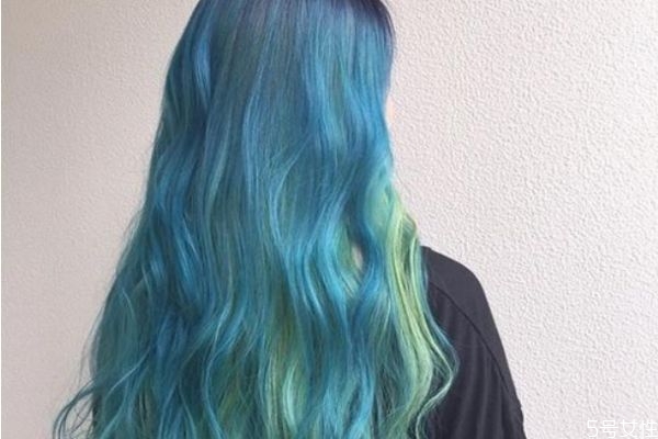 染頭發(fā)打蠟起什么作用 染頭發(fā)打蠟?zāi)鼙3侄嗑? alt=