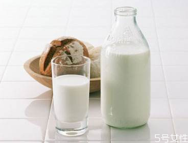 每天喝脫脂牛奶會(huì)胖嗎 脫脂牛奶當(dāng)水喝會(huì)胖嗎 每天喝脫脂牛奶會(huì)胖嗎 脫脂牛奶當(dāng)水喝會(huì)胖嗎