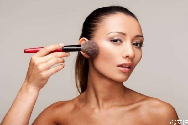 粉底液后幾分鐘用散粉 粉底液涂完立馬定妝嗎 粉底液后幾分鐘用散粉 粉底液涂完立馬定妝嗎