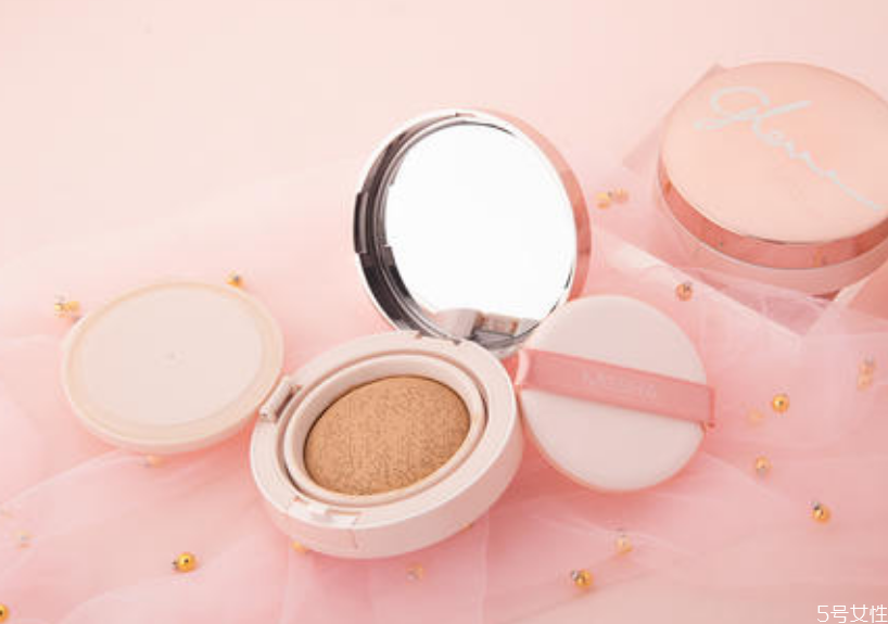 一般在外面用什么補(bǔ)妝 出門(mén)補(bǔ)妝用散粉還是氣墊