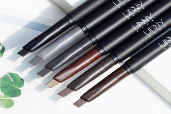 眉筆和眉粉哪個傷害大 男生用眉筆還是眉粉 眉筆和眉粉哪個傷害大 男生用眉筆還是眉粉