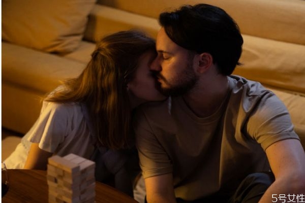 夫妻怎樣聊天增進感情 分居兩地夫妻聊天技巧 夫妻怎樣聊天增進感情 分居兩地夫妻聊天技巧