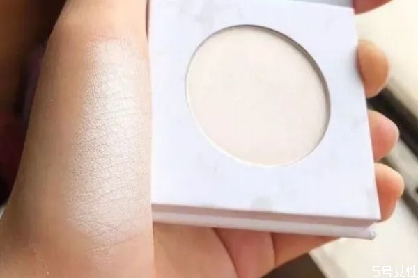 淡妝打高光會很夸張嗎 高光往哪里涂好看 淡妝打高光會很夸張嗎 高光往哪里涂好看