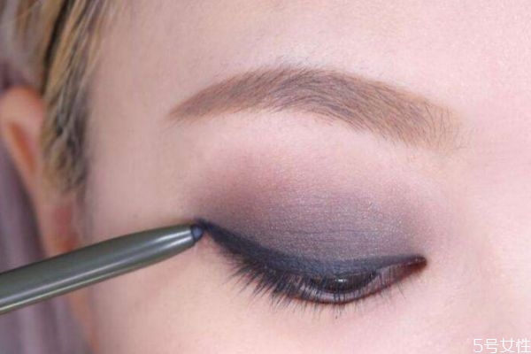 單眼皮煙熏妝要用什么眼影 畫單眼皮煙熏妝的注意事項 單眼皮煙熏妝要用什么眼影 畫單眼皮煙熏妝的注意事項
