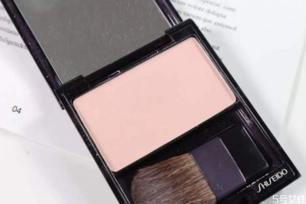 淡妝打高光會很夸張嗎 高光往哪里涂好看 淡妝打高光會很夸張嗎 高光往哪里涂好看