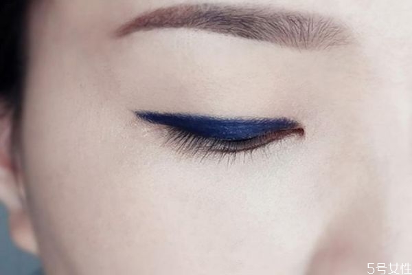 單眼皮煙熏妝要用什么眼影 畫單眼皮煙熏妝的注意事項 單眼皮煙熏妝要用什么眼影 畫單眼皮煙熏妝的注意事項