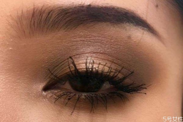 煙熏妝適合哪些人 怎么畫小煙熏眼妝 煙熏妝適合哪些人 怎么畫小煙熏眼妝