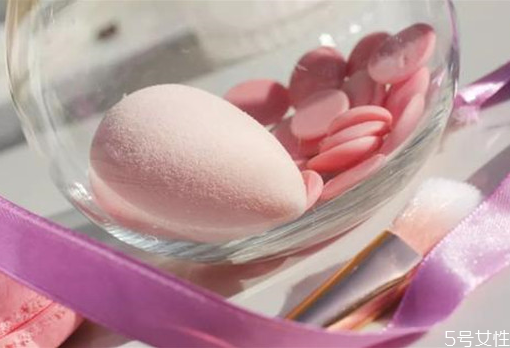 怎么挑選美妝蛋 美妝蛋氣孔越大越好嗎 怎么挑選美妝蛋 美妝蛋氣孔越大越好嗎