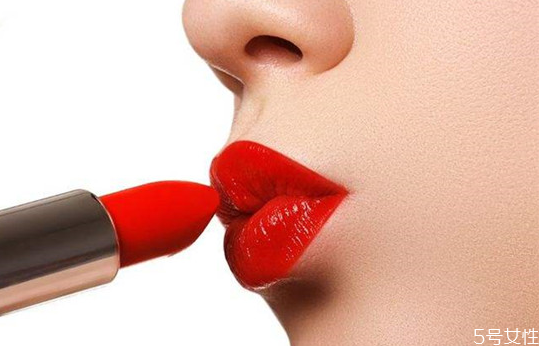 為什么涂口紅會掉色 口紅太干怎么變滋潤 為什么涂口紅會掉色 口紅太干怎么變滋潤