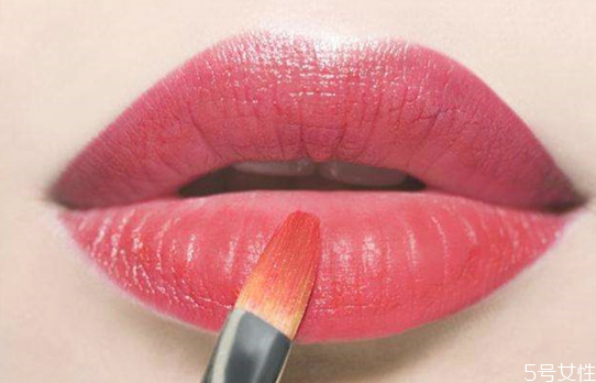 為什么涂口紅會掉色 口紅太干怎么變滋潤 為什么涂口紅會掉色 口紅太干怎么變滋潤