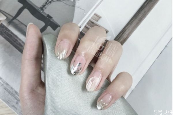 涂甲油膠的正確順序 沒(méi)有照燈怎么弄干甲油膠 涂甲油膠的正確順序 沒(méi)有照燈怎么弄干甲油膠