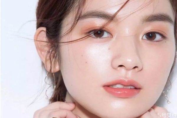 如何化妝自然好看 怎樣化淡妝好看又簡(jiǎn)單