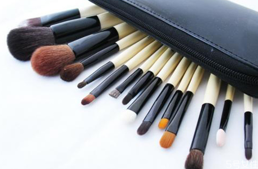 化妝刷用完一次要洗嗎 清洗化妝刷的誤區(qū) 化妝刷用完一次要洗嗎 清洗化妝刷的誤區(qū)