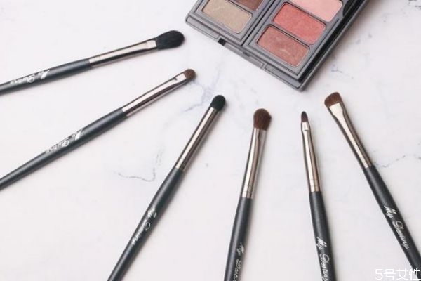 化妝刷有必要買(mǎi)嗎 化妝沒(méi)有刷子怎么辦 化妝刷有必要買(mǎi)嗎 化妝沒(méi)有刷子怎么辦