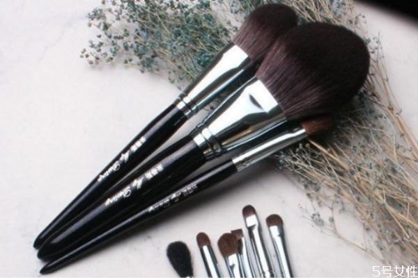 化妝刷有必要買(mǎi)嗎 化妝沒(méi)有刷子怎么辦 化妝刷有必要買(mǎi)嗎 化妝沒(méi)有刷子怎么辦