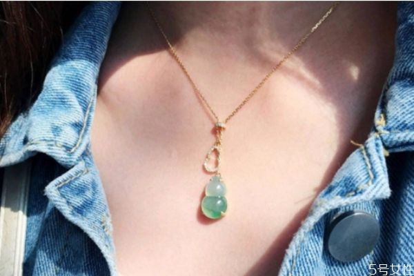 項(xiàng)鏈長(zhǎng)了怎么收短 項(xiàng)鏈太長(zhǎng)怎么變短小妙招