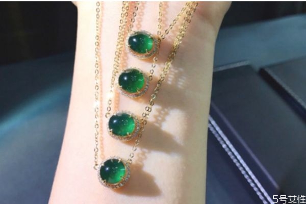 項(xiàng)鏈長(zhǎng)了怎么收短 項(xiàng)鏈太長(zhǎng)怎么變短小妙招