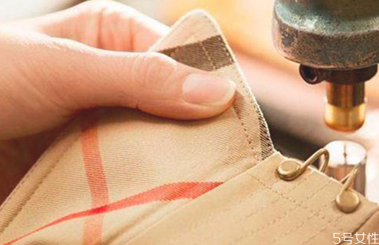 風衣后面的一塊布叫什么 風衣后面的腰帶怎么系