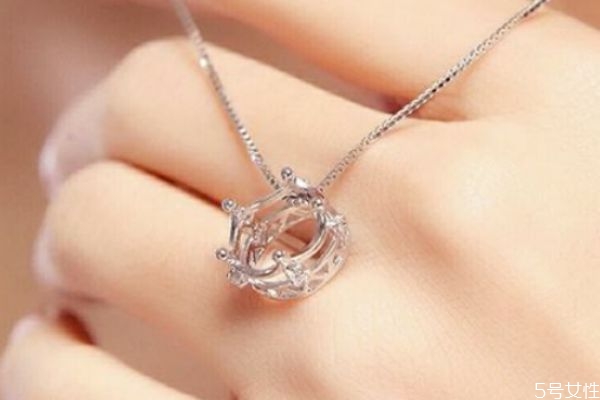 銀項(xiàng)鏈為什么會(huì)變黑怎么辦 銀項(xiàng)鏈為什么會(huì)變黃 銀項(xiàng)鏈為什么會(huì)變黑怎么辦 銀項(xiàng)鏈為什么會(huì)變黃