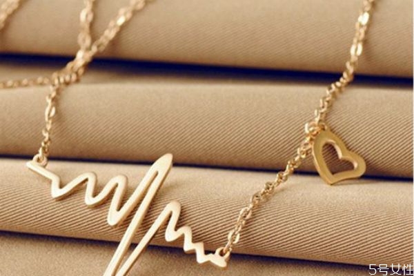 彩金項鏈變黑怎么洗 彩金項鏈保養(yǎng)法則