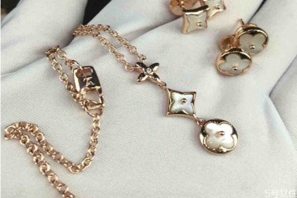 lv項鏈?zhǔn)裁床馁|(zhì)做的 lv的項鏈為什么這么貴