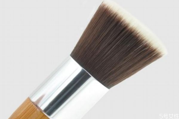 平頭粉底刷好用嗎 平頭粉底刷使用注意事項 平頭粉底刷好用嗎 平頭粉底刷使用注意事項