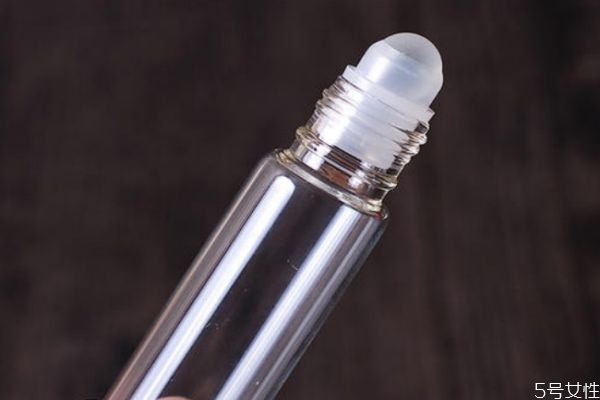 滾珠香水好還是噴霧好 滾珠香水的正確使用方法 滾珠香水好還是噴霧好 滾珠香水的正確使用方法