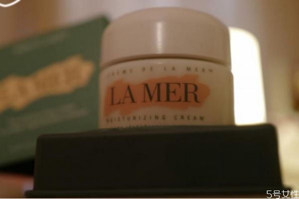 面霜乳霜凝霜的區(qū)別 乳霜和凝霜哪個更保濕