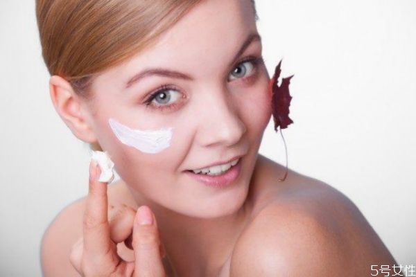 護(hù)手霜能用來擦臉嗎 用護(hù)手霜擦臉會(huì)怎么樣
