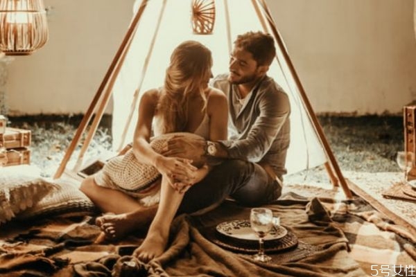 夫妻怎么交流加深感情 怎么樣才能加深夫妻的感情 夫妻怎么交流加深感情 怎么樣才能加深夫妻的感情